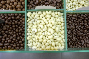 İsrail - Netanya, 24 Ekim 2017: şeker ve çikolata ve şekerleme Kuruyemiş yalan üzerinde Store mağazası