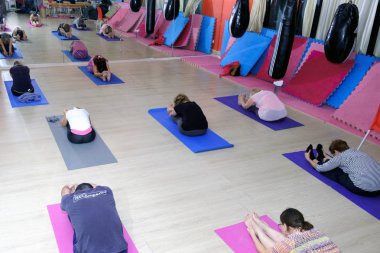 İsrail - Netanya 30 Ekim 2017: yoga grubu meslek yetişkin kadınların