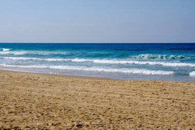 Akdeniz ve dalgalar ve kum ve gökyüzü