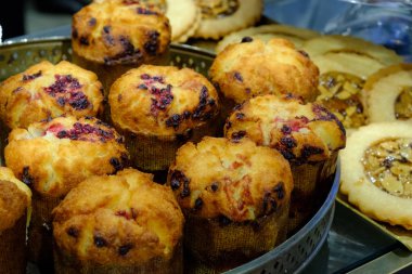 Dolgu ile taze kek pasta şekerleme deposu ekranda yalan