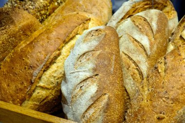 Taze ekmek ve taze somun vitrinin üzerinde yalan