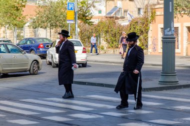 İsrail - Kudüs, 06 Kasım 2017: iki Ortodoks Yahudiler çapraz yol üzerinde bir yaya geçidi