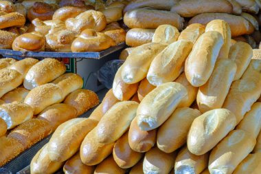 Taze ekmek ve taze somun vitrinin üzerinde yalan