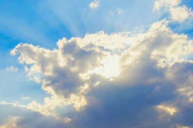 bulutlar ve güneş ışınları ve mavi gökyüzü