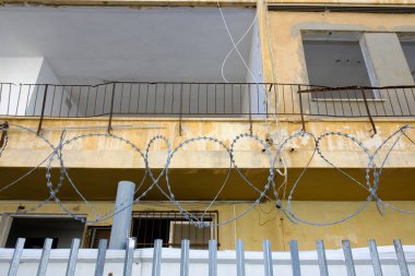 eski ev ve dikenli tel