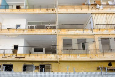 eski ev ve dikenli tel