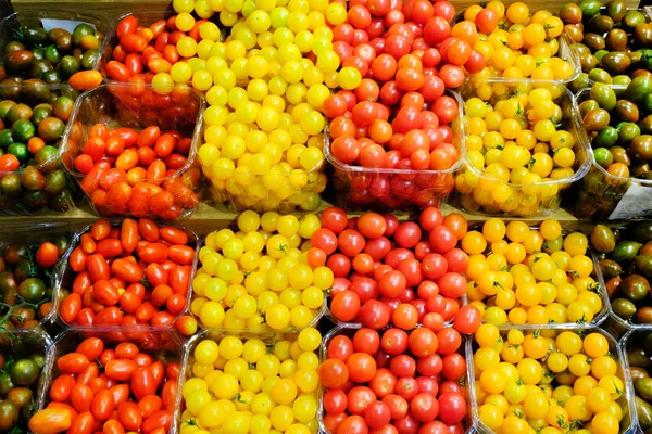 Pequeños Tomates Rojos Amarillos Están Mercado —  Fotos de Stock