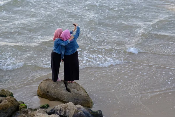 Muslimische Mädchen Machen Selfies Mittelmeer — Stockfoto