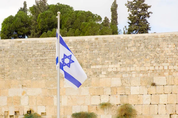 Прапор Ізраїлю Пролетівши Вітер Тлі Старовинні Стіни — стокове фото