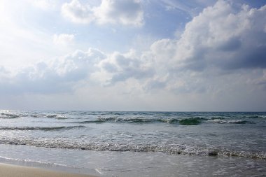 Sahil kumu ve bulutlar ve mavi gökyüzü ve Akdeniz'in İsrail