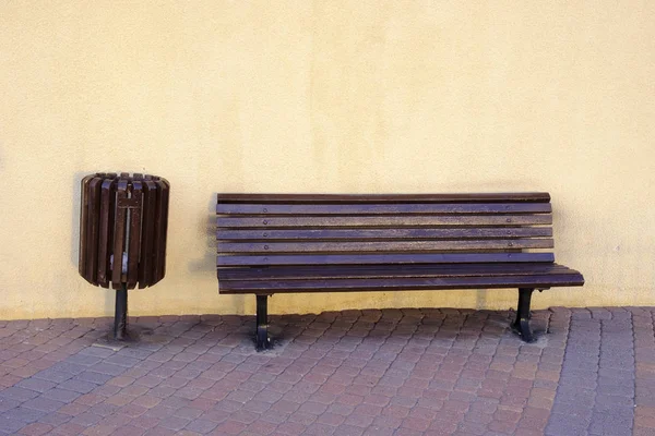 以色列的空长凳和垃圾桶 — 图库照片