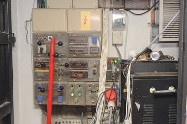 devre kesici anahtarları ve röleler ile elektrik santral