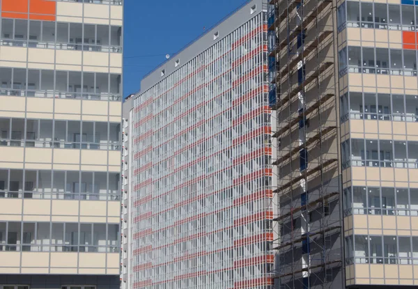 Edificio Apartamentos Gran Altura Nuevo Moderno Contra Cielo Azul — Foto de Stock