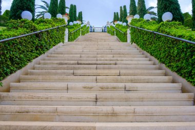 İsrail - Kudüs, 27 Mart 2018: taş merdiven uzun boylu güzel kadar yeşil bir bahçe arasında uzanan