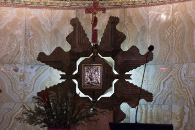 İsrail - Kudüs, 27 Mart 2018: tapınak mumlar cross İsa