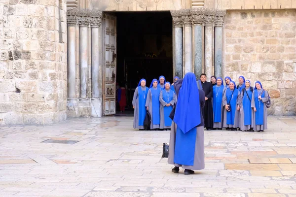 Ізраїлю Єрусалим Березня 2018 Група Черниць Синіх Шатах Фотографуються Біля — стокове фото