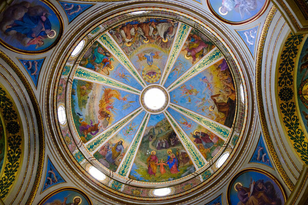 ИЗРАИЛ - Иерусалим, 27 марта 2018 года: потолок храма в Иерусалиме иконы святых католиков православных
