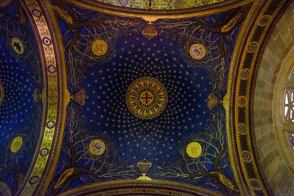 Израэль - Иерусалим, 27 марта 2018 года: группа монахинь в голубых одеждах сфотографирована возле храма
