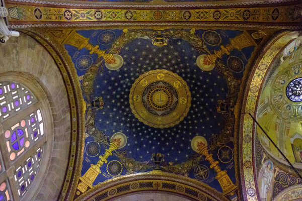 ИЗРАИЛ - Иерусалим, 27 марта 2018 года: потолок храма в Иерусалиме иконы святых католиков православных
