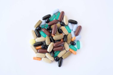 vitamin hapları ilaçlar biyolojik hapları çok renkli yuvarlak oval yalan beyaz bir arka plan üzerinde kaotik bir sırada takviyeleri