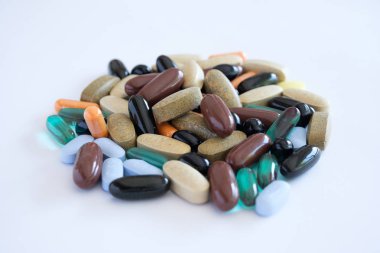 vitamin hapları ilaçlar biyolojik hapları çok renkli yuvarlak oval yalan beyaz bir arka plan üzerinde kaotik bir sırada takviyeleri