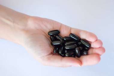 vitamin hapları ilaçlar biyolojik hapları siyah beyaz bir arka planda bir kadın palmiye kaotik bir siparişte oval yalanımı takviyeleri