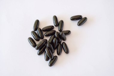 vitamin hapları ilaçlar biyolojik hapları siyah beyaz bir arka plan üzerinde kaotik bir sırada oval yalan takviyeleri