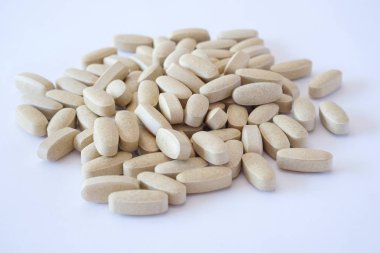 vitamin hapları ilaçlar biyolojik hapları gri oval yalan beyaz bir arka plan üzerinde kaotik bir sırada takviyeleri