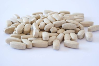 vitamin hapları ilaçlar biyolojik hapları gri oval yalan beyaz bir arka plan üzerinde kaotik bir sırada takviyeleri