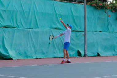 İsrail - Netanya, 27 Temmuz 2018: genç adam açık havada Tenis oynarken
