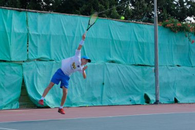 İsrail - Netanya, 27 Temmuz 2018: genç adam açık havada Tenis oynarken