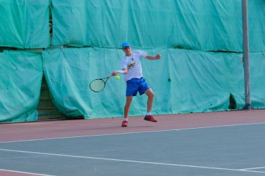 İsrail - Netanya, 27 Temmuz 2018: genç adam açık havada Tenis oynarken