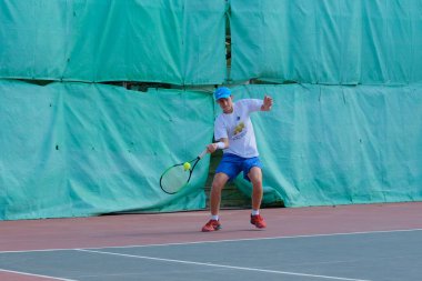 İsrail - Netanya, 27 Temmuz 2018: genç adam açık havada Tenis oynarken