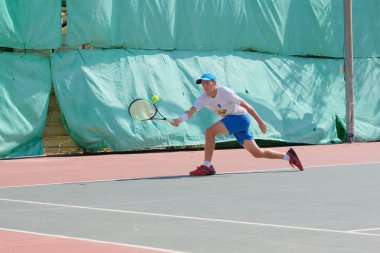 İsrail - Netanya, 27 Temmuz 2018: genç adam açık havada Tenis oynarken