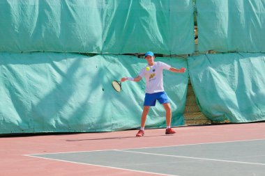 İsrail - Netanya, 27 Temmuz 2018: genç adam açık havada Tenis oynarken