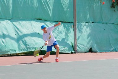 İsrail - Netanya, 27 Temmuz 2018: genç adam açık havada Tenis oynarken