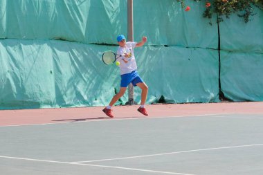 İsrail - Netanya, 27 Temmuz 2018: genç adam açık havada Tenis oynarken