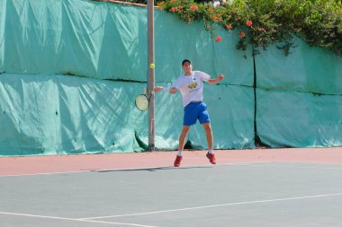 İsrail - Netanya, 27 Temmuz 2018: genç adam açık havada Tenis oynarken