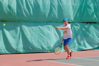 İsrail - Netanya, 27 Temmuz 2018: genç adam açık havada Tenis oynarken