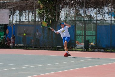 İsrail - Netanya, 27 Temmuz 2018: genç adam açık havada Tenis oynarken