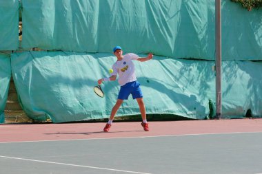 İsrail - Netanya, 27 Temmuz 2018: genç adam açık havada Tenis oynarken