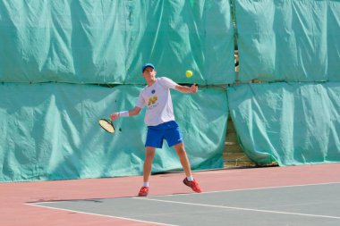 İsrail - Netanya, 27 Temmuz 2018: genç adam açık havada Tenis oynarken