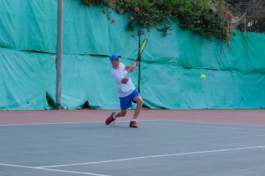 İsrail - Netanya, 27 Temmuz 2018: genç adam açık havada Tenis oynarken