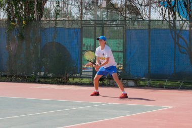 İsrail - Netanya, 27 Temmuz 2018: genç adam açık havada Tenis oynarken