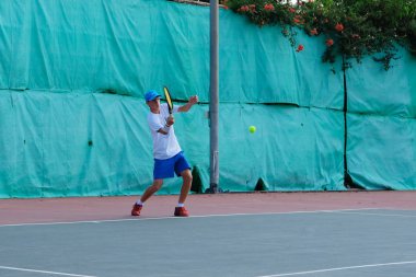 İsrail - Netanya, 27 Temmuz 2018: genç adam açık havada Tenis oynarken