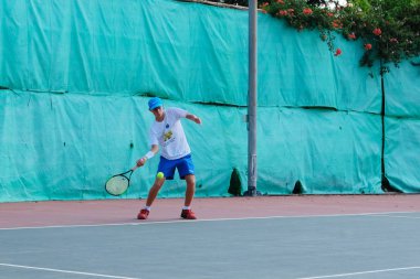 İsrail - Netanya, 27 Temmuz 2018: genç adam açık havada Tenis oynarken