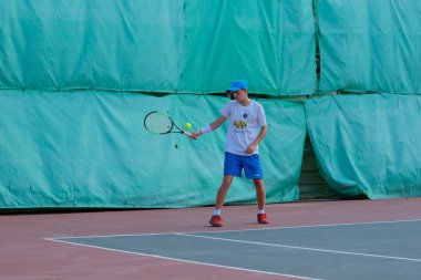 İsrail - Netanya, 27 Temmuz 2018: genç adam açık havada Tenis oynarken