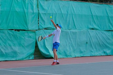 İsrail - Netanya, 27 Temmuz 2018: genç adam açık havada Tenis oynarken