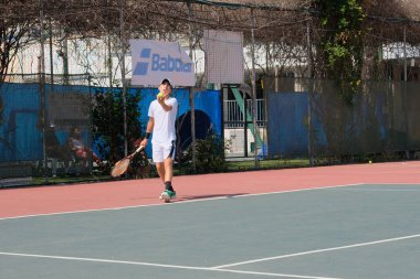 İsrail - Netanya, 27 Temmuz 2018: genç adam açık havada Tenis oynarken