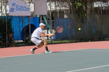 İsrail - Netanya, 27 Temmuz 2018: genç adam açık havada Tenis oynarken